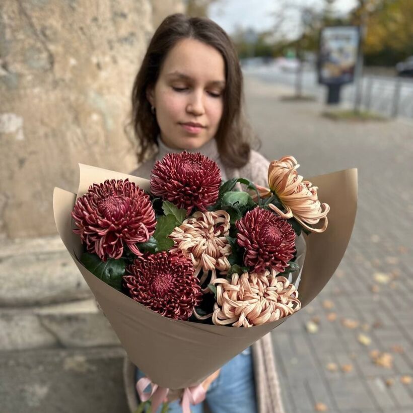 Вид спереди женщины, держащей букет цветов перед ее лицом на ...