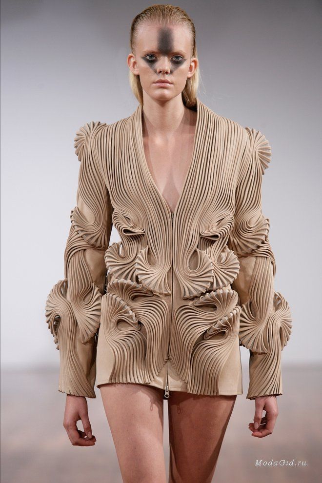 Amélie presents to you the exhibition of Iris Van Herpen ...