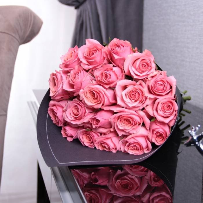 Букет 21 розовая роза в черной шляпной коробке - Luxury Roses Спб