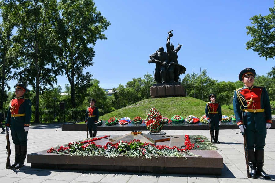 В канун Дня памяти и скорби в Абакане возложили цветы к ...