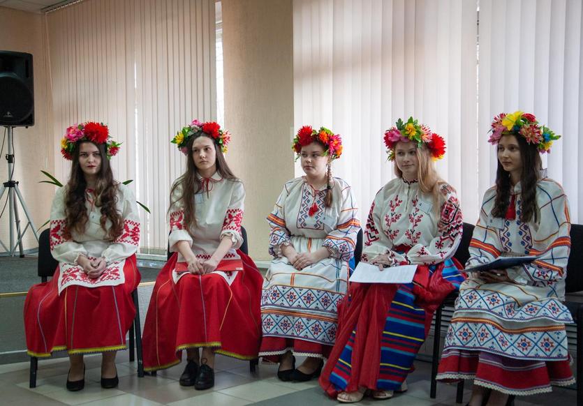 Бывший заложник Роберт Оде на больничном балконе получает ...