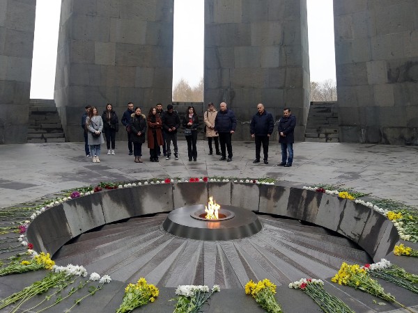 В мемориальном комплексе Цицернакаберд представители ЕГУ ...