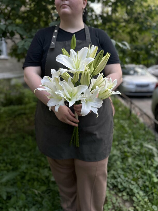 Букет невесты из белых лилий и рускуса | arinamann.flowers