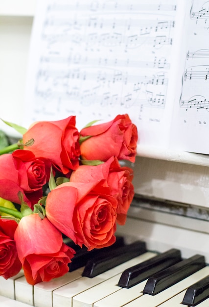 Скачать картинки Piano and roses ...