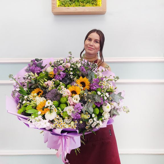 Букет из кустовых ромашек с лизиантусом, герберами ...