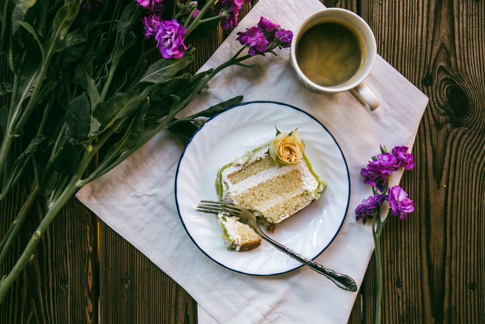 Обои цветы, ноутбук, white, flowers, coffee cup, purple ...